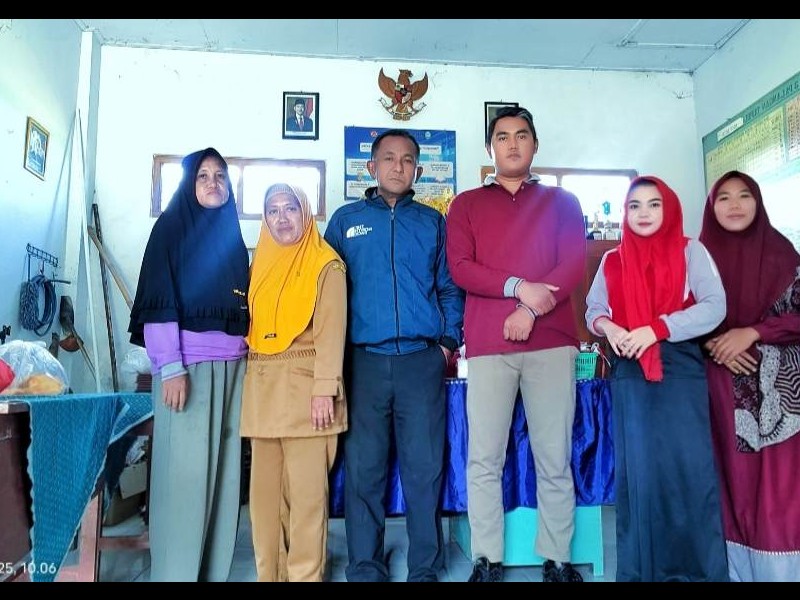 Bersih - bersih di sekolah acara rutinan menjelang semester akhir
